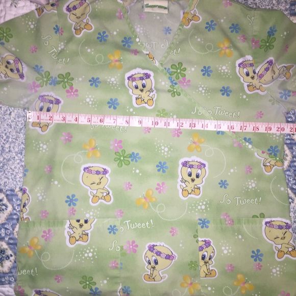 Baby Tweety Bird Pale Green Scrub Top Medium Looney Tunes Nurse Medical - Picture 6 of 8